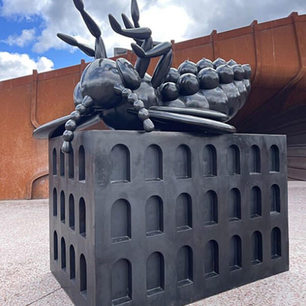 Dead Queen sculpture by Richard Stringer