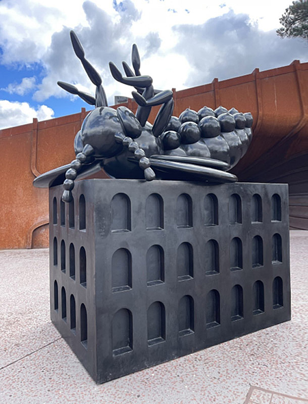 Dead Queen sculpture by Richard Stringer