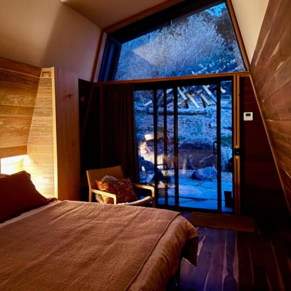 Mount-monument-retreat-bedroom-1000x1000